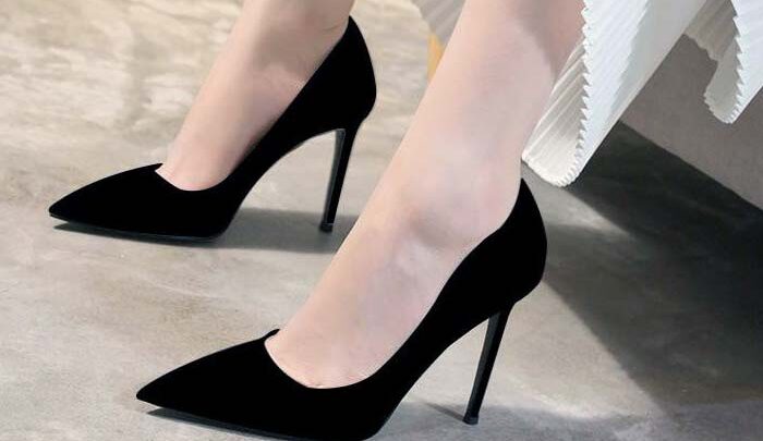 Kesakitan Akibat Sepatu High Heels