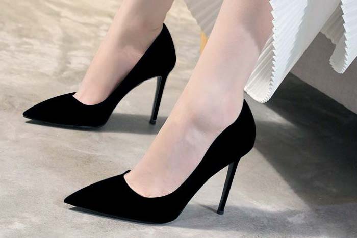 Kesakitan Akibat Sepatu High Heels